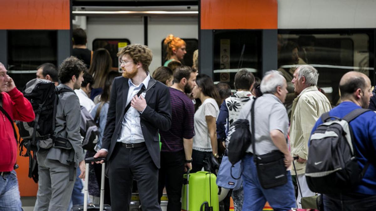 Pasajeros afectados por una incidencia en Rodalies, el pasado mayo.