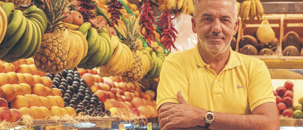 Lluís Serra Majem, en una frutería del mercado de Vegueta, en Las Palmas de Gran Canaria. | LA PROVINCIA. / DLP