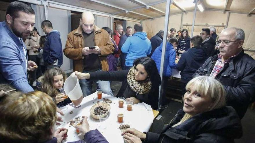 Asistentes al amagüestu de Laviana.