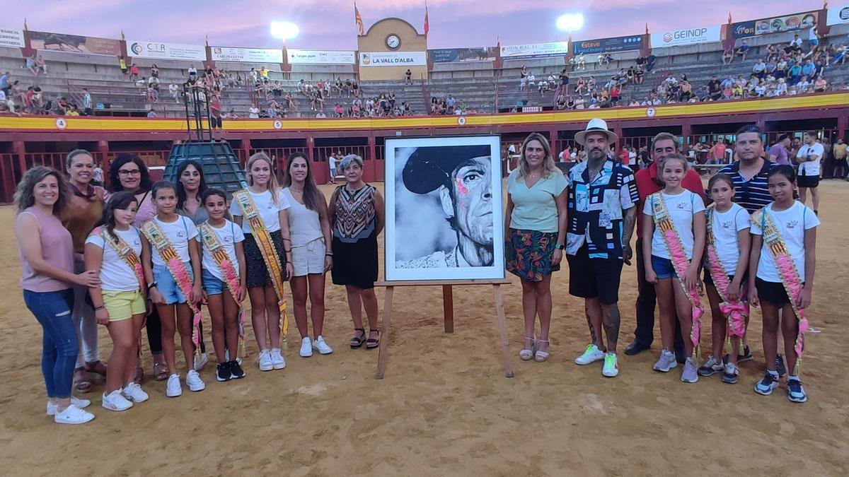 Foto de familia junto al cuadro de Maseda dedicado a José Tomás que han sorteado en la plaza de toros de Vall d&#039;Alba.