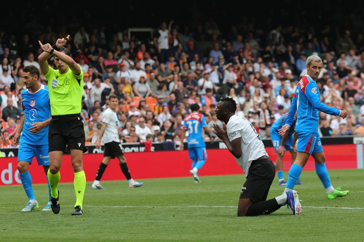 El árbitro anula una jugada que había terminado con gol de Sadiq