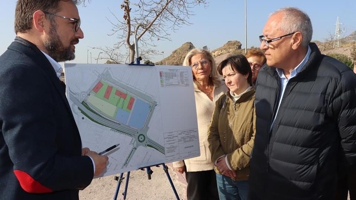 El alcalde, Diego José Mateos, y el gerente de Apandis, Antonio Bastida, conversan sobre el proyecto durante la presentación, este jueves.