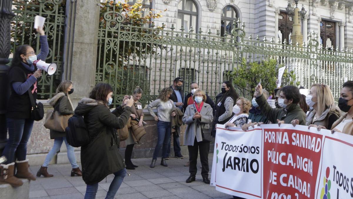 La manifestación celebrada el pasado noviembre en Oviedo para exigir más recursos para el Hospital Comarcal de Jarrio. | Fernando Rodríguez