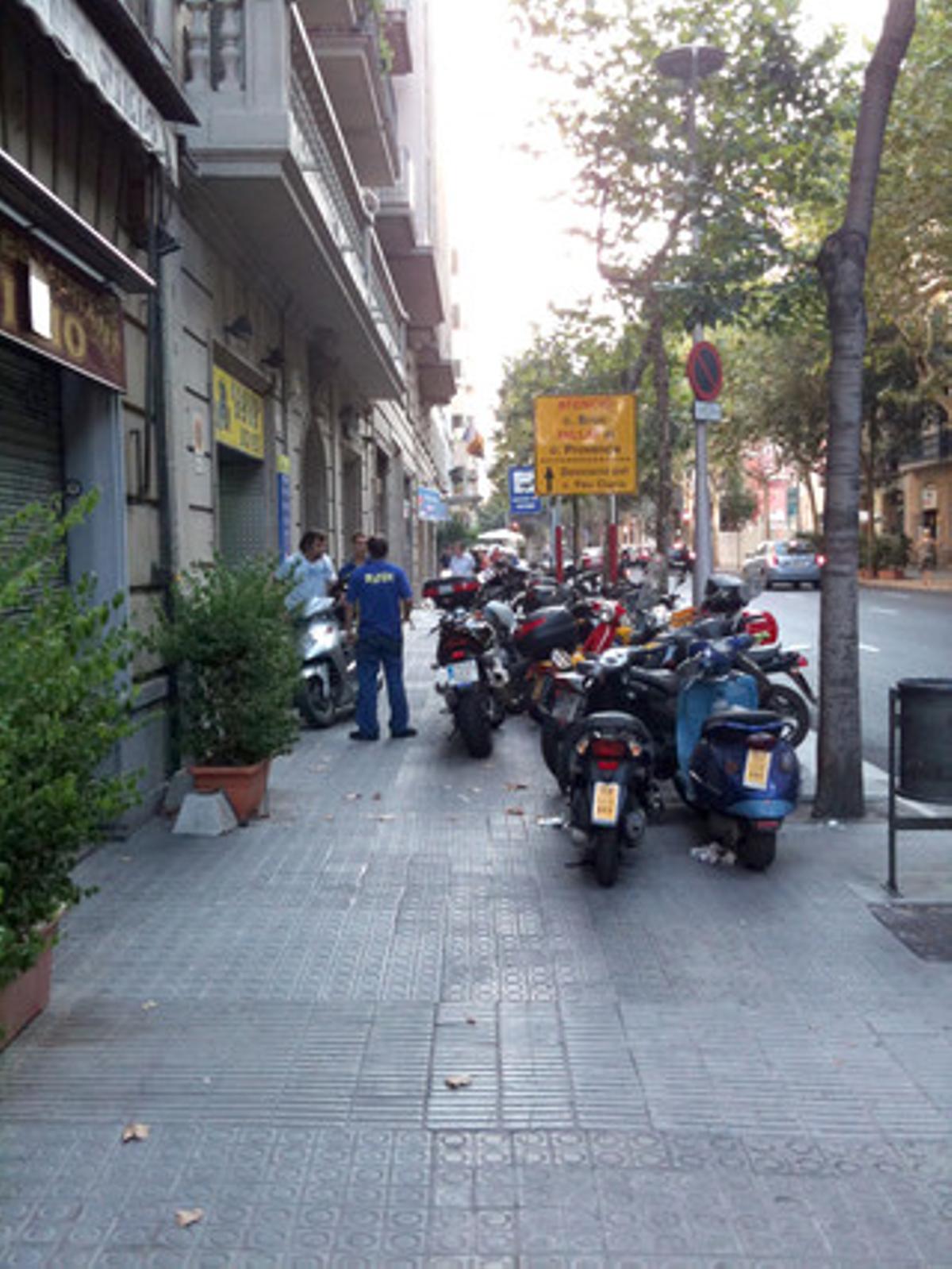 Un taller que usa la vorera a la seva conveniència. Aquest taller del carrer de Còrsega no disposa de prou espai per als seus vehicles i ha decidit utilitzar la vorera com a magatzem de motos sense tenir la més mínima consideració cap als vianants. A més, no es tracta només que el taller s’estalviï diners tenint un local petit i usant la vorera a la seva conveniència, sinó que es tracta d’una zona on viu molta gent gran que no pot passejar tranquil·lament pels carrers del seu barri.