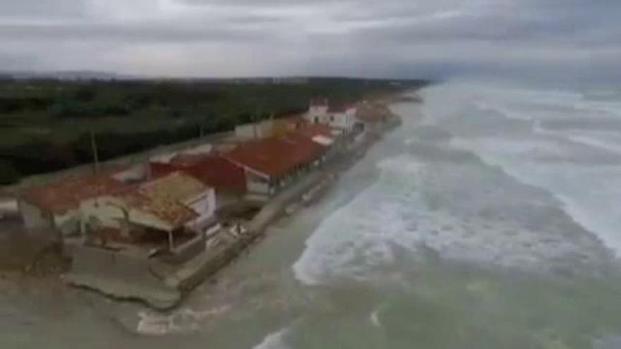 El temporal destroza Playa Babilonia, en Guardamar del Segura