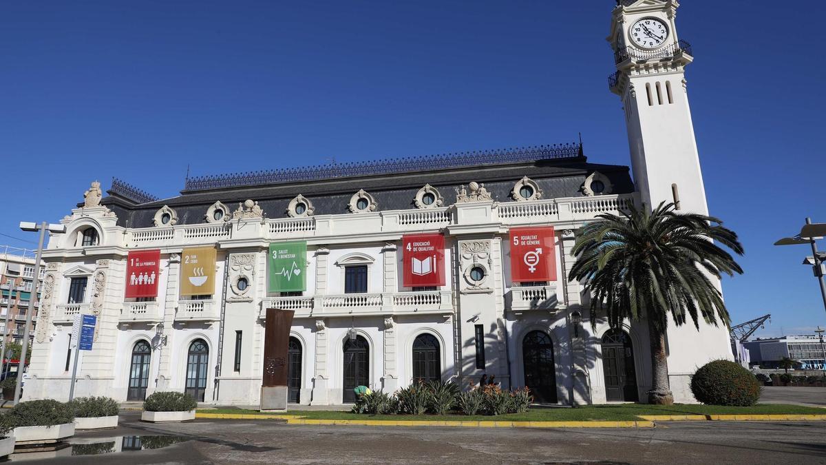 La urbanización del entorno del Edificio del Reloj formaría parte del nuevo plan para el litoral.