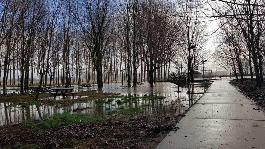 El cauce del río Eria ha empezado a descender tras la crecida del sábado.