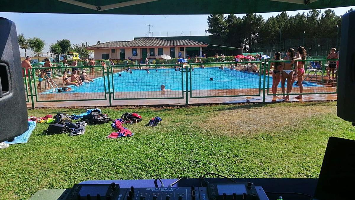 Bañistas en la piscina de Alcañices. | Ch. S.