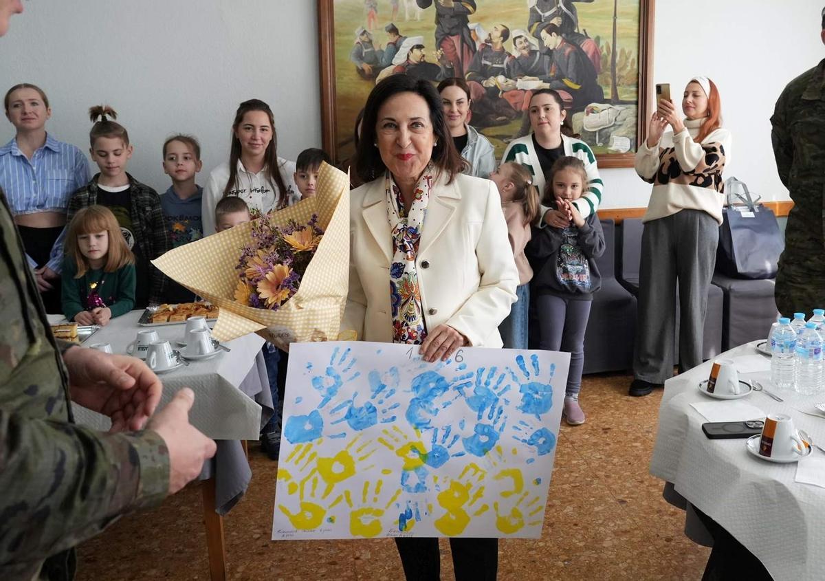La ministra se llevó un dibujo como regalo de agradecimiento.