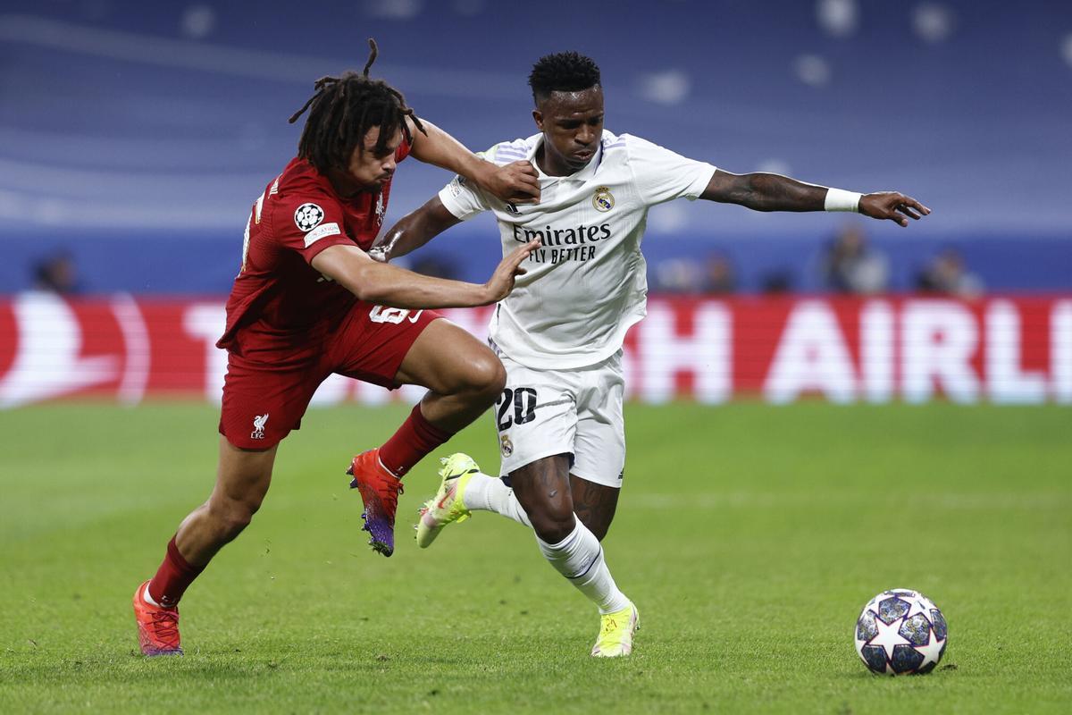 Alexander-Arnold y Vinicius, en un Real Madrid-Liverpool.