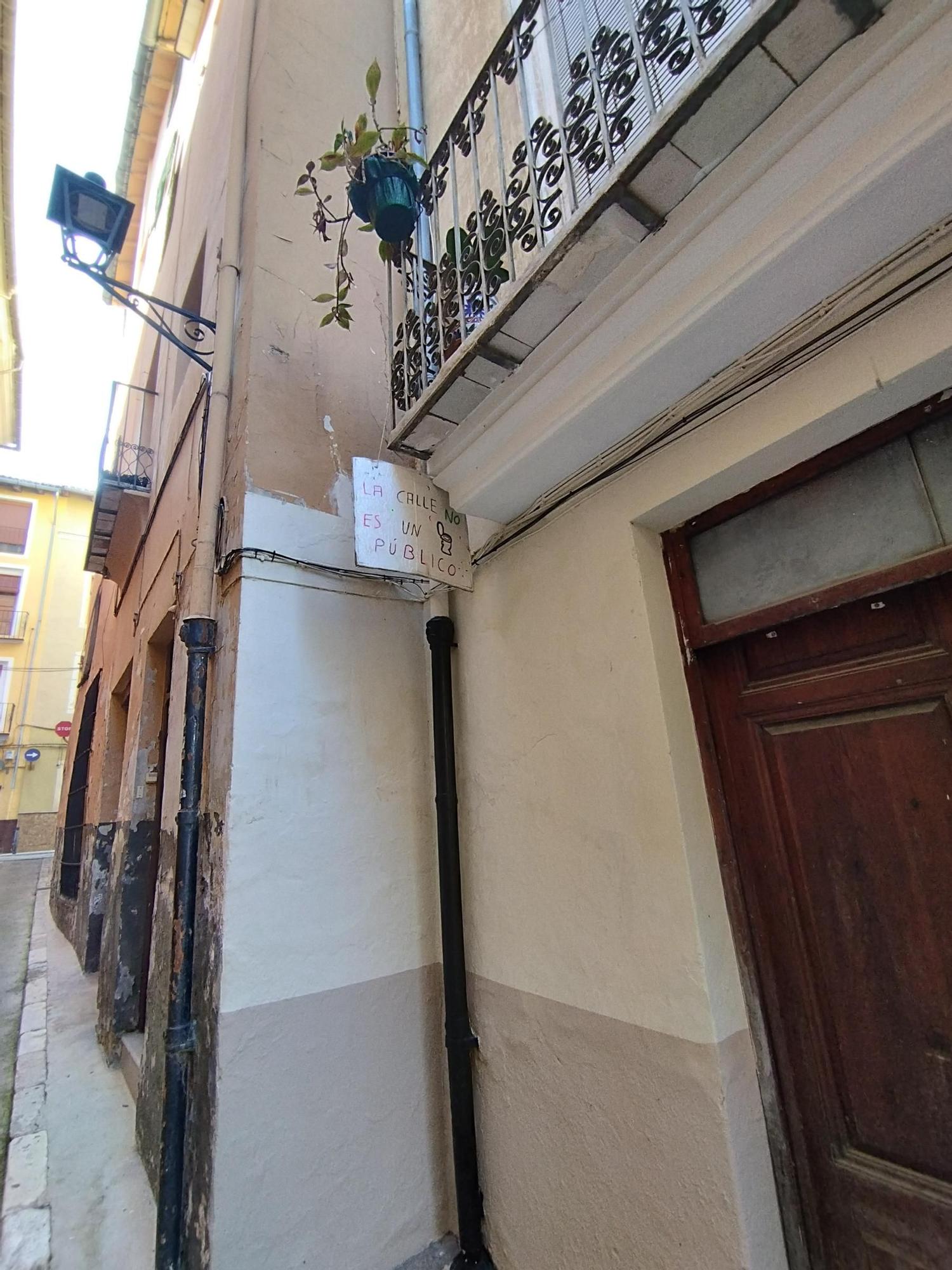 Quejas por los orines y la basura en la calle Corretgeria de Xàtiva.