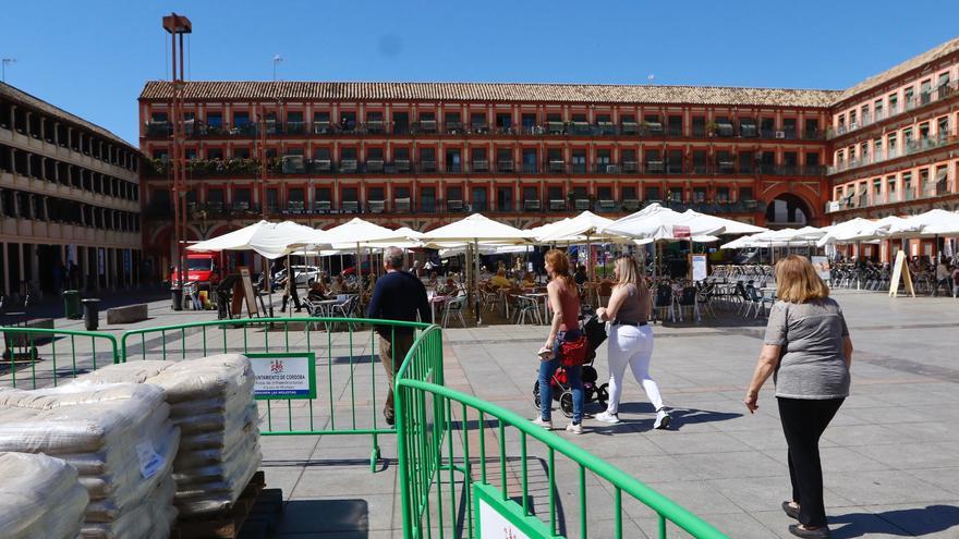 Bares y comercios de La Corredera piden más limpieza y seguridad para la plaza