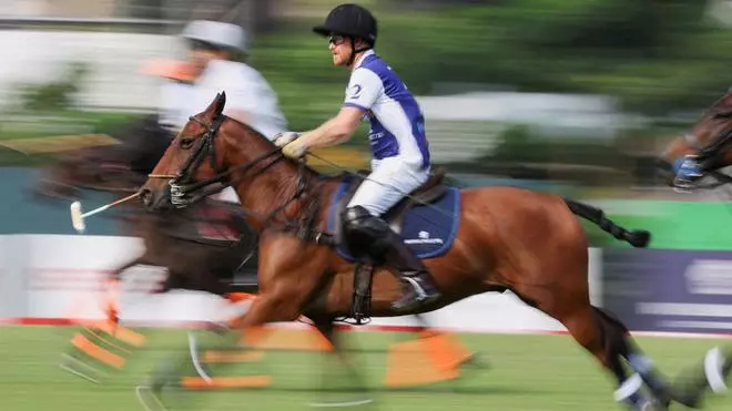 El príncipe Harry disputa un partido de polo en Singapur