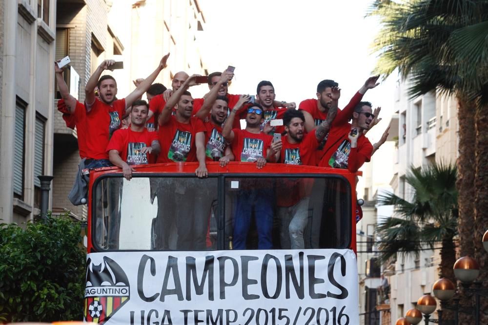 El Atlético Saguntino celebra el título de campeón por todo lo alto