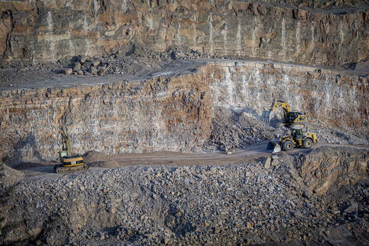 Trabajos con residuos en el vertedero de Fitó, en Seva.