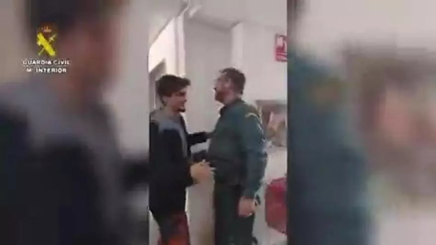 El encuentro de dos jóvenes con la Guardia Civil tras ser rescatados en una cueva cercana al incendio