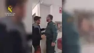 Este fue el encuentro de dos jóvenes con la Guardia Civil tras ser rescatados en una cueva cercana al incendio
