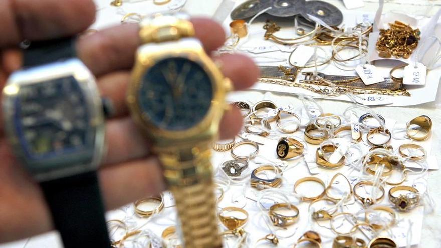 Relojes y joyas de oro recuperados por la Policía y expuestos para ser reconocidos por sus legítimos dueños.