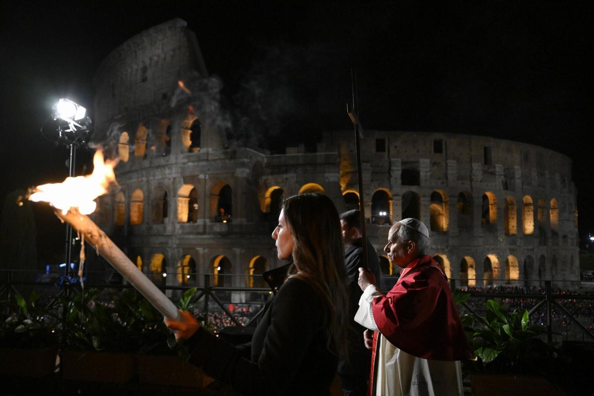 Las imágenes del primer Vía Crucis del pontificado del Papa León XIV.