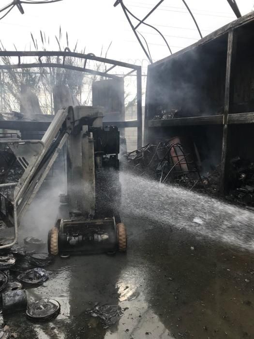 Incendio junto al taller de Renfe en Los Prados