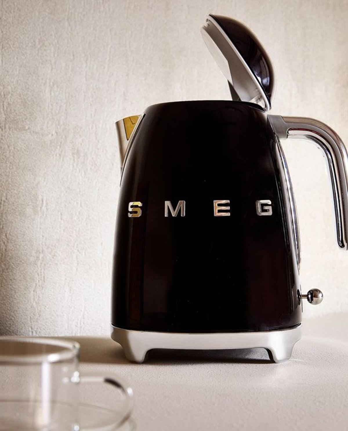 Hervidor negro de SMEG