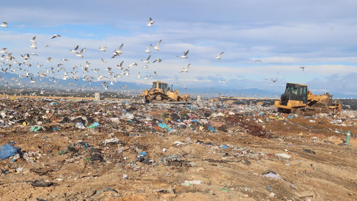Maquinària a l'abocador de Solius abans del tancament en una imatge d'arxiu.