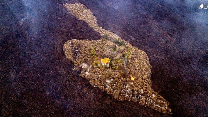 Una casa se salva &quot;in extremis&quot; de ser engolida per la lava