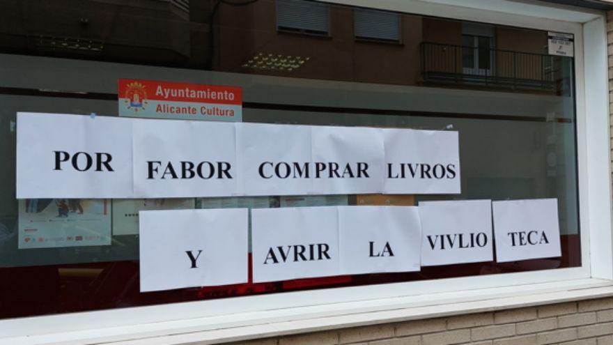 &quot;Por fabor comprar livros y avrir la vivlioteca&quot;, el mensaje reivindicativo de unos vecinos de Alicante