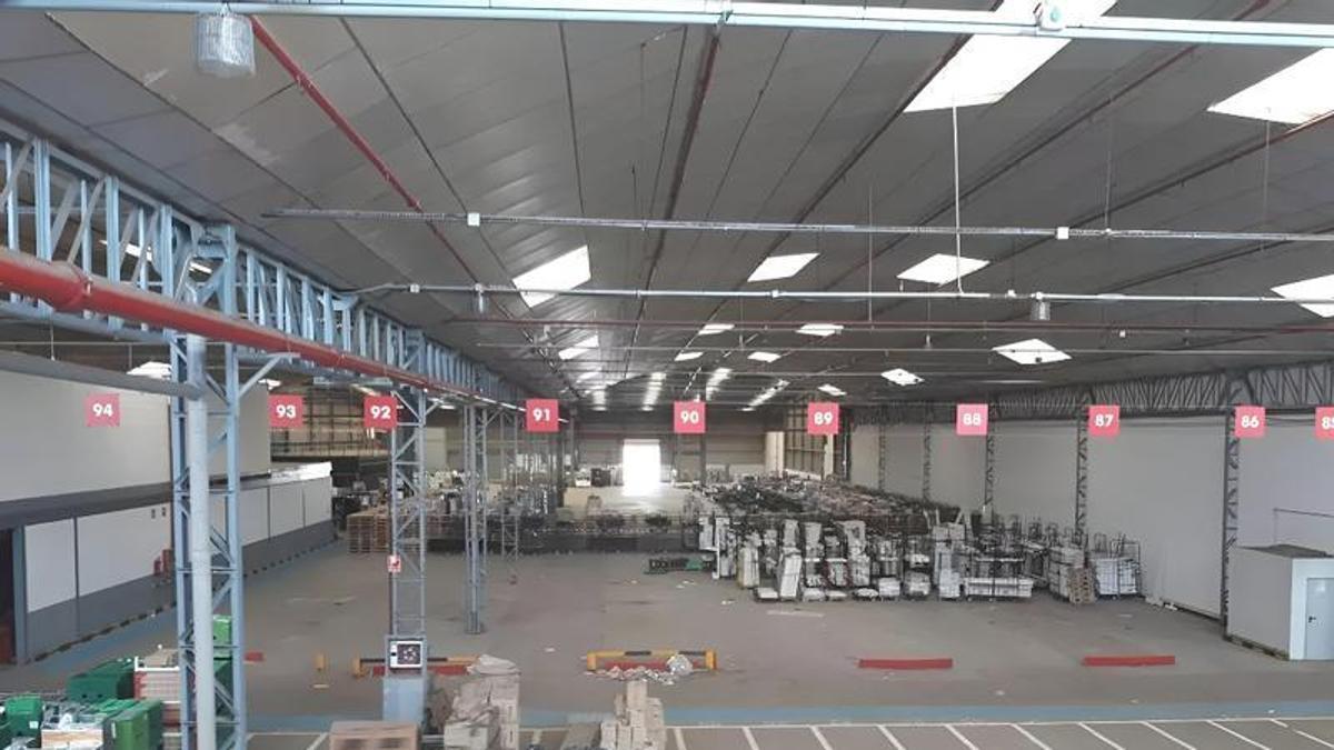 Interior de las antiguas naves de Dia donde Leapmotor ha instalado su planta de ensamblaje de baterías para los vehículos eléctricos de la marca que se fabricarán en Stellantis Figueruelas.