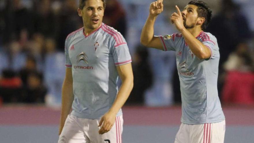 Andreu Fontás sonríe a Nolito tras celebrar éste un gol con el Celta durante un encuentro de Liga disputado en el estadio de Balaídos en febrero del pasado año. // Miguel Vidal (Reuters)