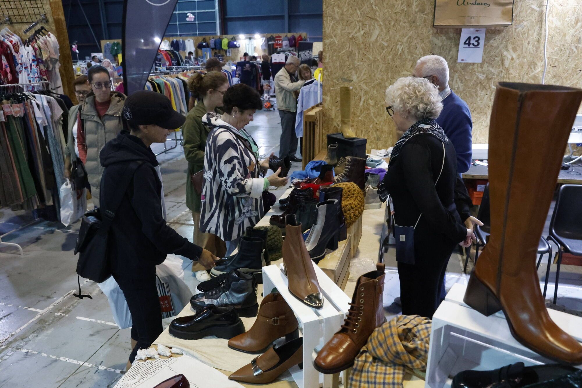 EN IMÁGENES: La Feria de Stocks regresa a Gijón con más expositores que nunca: "Es un gran escaparate para los comercios locales"