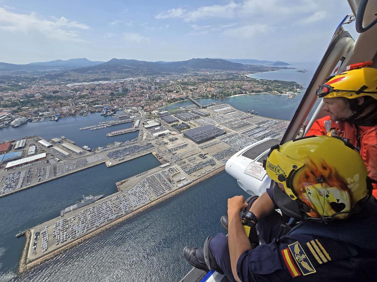 Un día en el «Pesca 1», el helicóptero de Gardacostas de Galicia