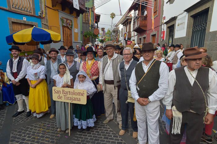 Carretas y grupos en la romería del Pino