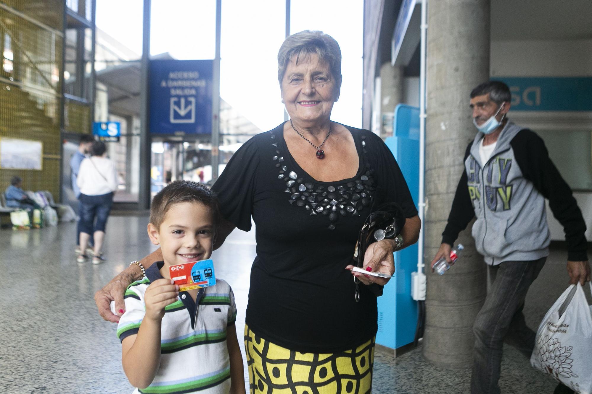 En imágenes: Primer día de las nuevas tarifas en los abonos de transporte en Avilés