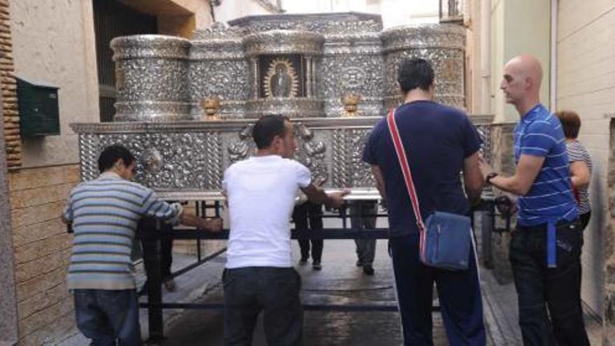 La Virgen de los Dolores &quot;pierde&quot; su trono a cuatro días de la procesión por una disputa