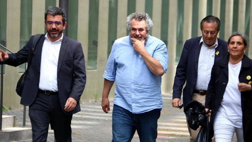 Víctor Terradellas, amb camisa blava, abandona la Ciutat de la Justícia, el maig del 2018