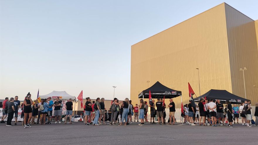 Els treballadors d&#039;Stradivarius Logística de Cabrianes, en vaga i farts de ser &quot;el centre oblidat d&#039;Inditex&quot;