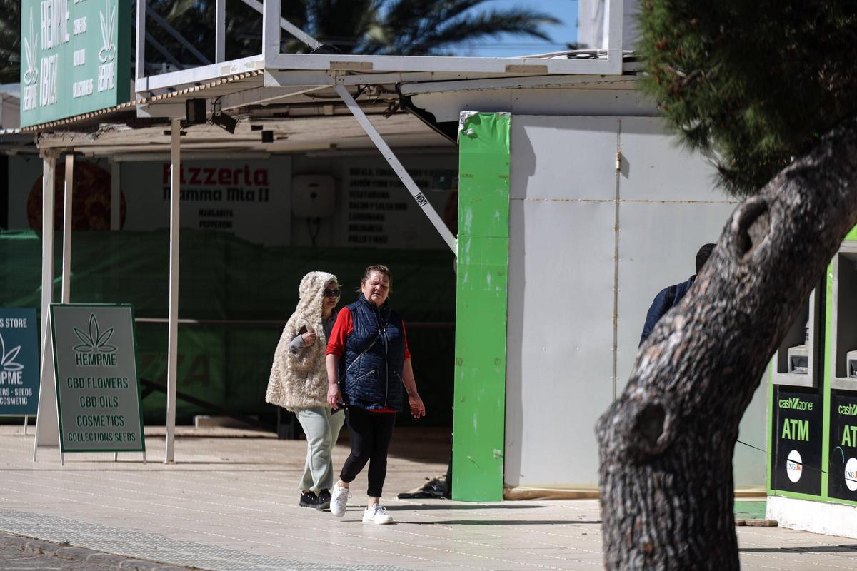 Galería: algunos establecimientos de Platja d'en Bossa han subido sus persianas desde la Semana Santa