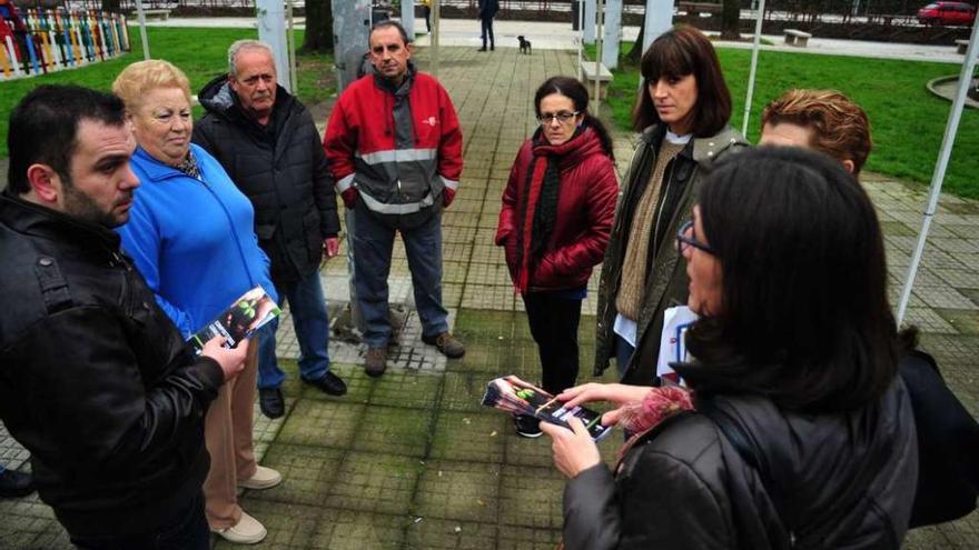 La primera sesión informativa sobre compostaje comunitario en el parque Celso Emilio Ferreiro. Hoy se celebrarán en O Piñeiriño. // Iñaki Abella