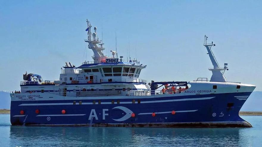 Tripulantes del &quot;Argos Georgia&quot; esperan en balsas salvavidas a su rescate por el buque vigués &quot;Robin M. Lee&quot; en aguas de Malvinas