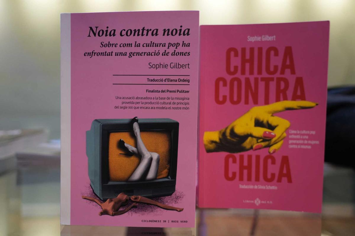 La portada del llibre 'Noia contra noia' de Sophie Gilbert en una presentació a Barcelona.