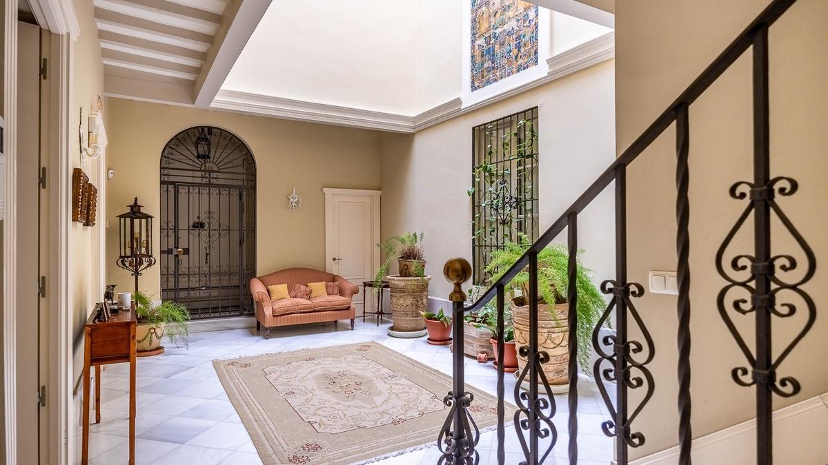 Interior de una casa de lujo con patio cerca al Museo de Bellas Artes de Sevilla.