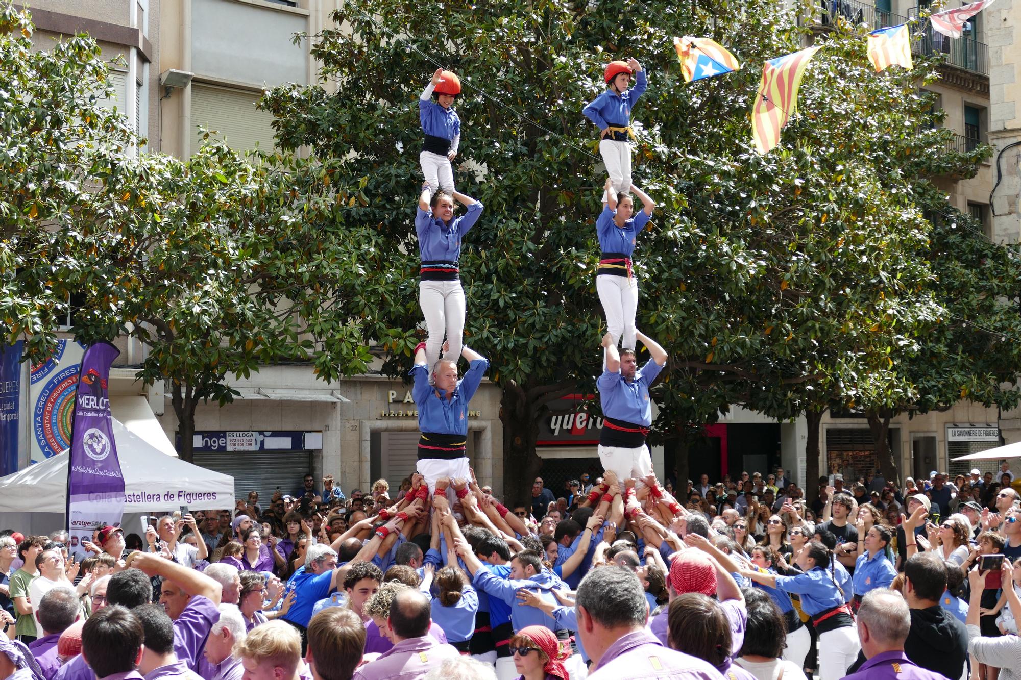 La plaça es tenyeix de colors amb la Diada Castellera de Santa Creu