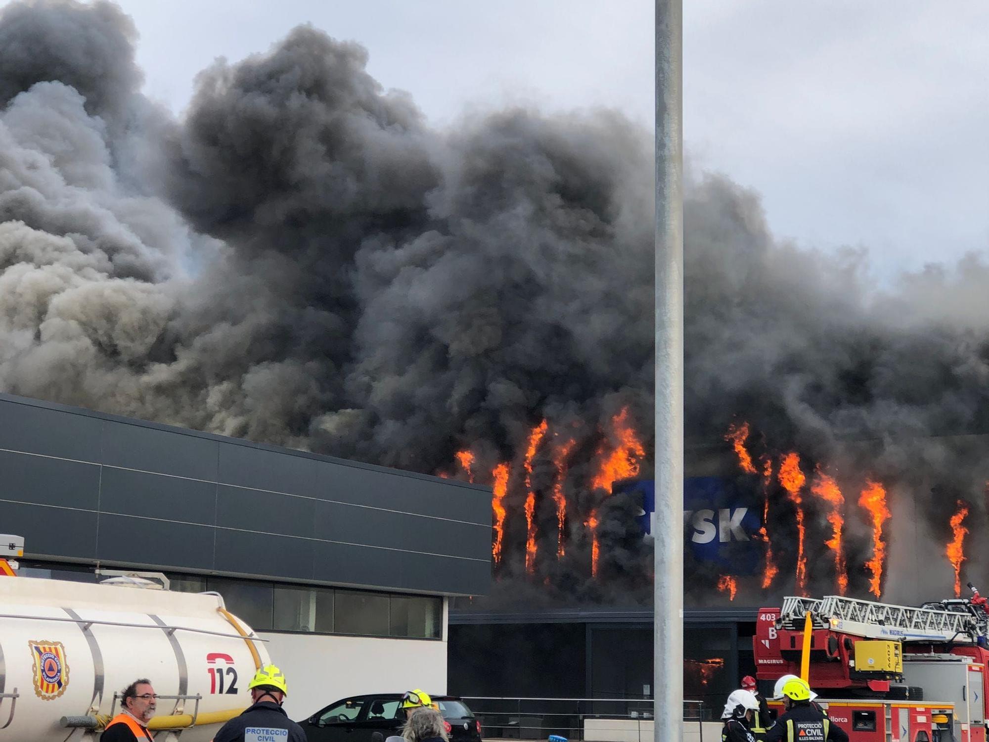 Alarma por un gran incendio en un almacén de muebles en Manacor