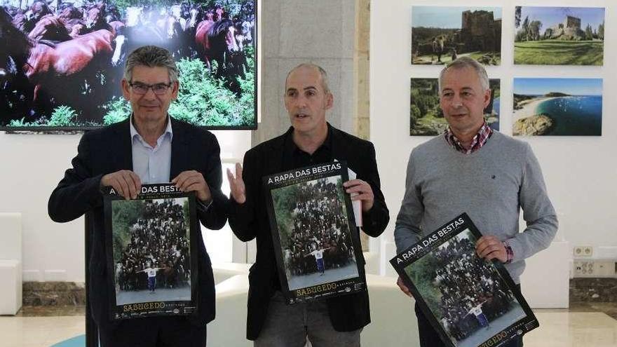 Santos Héctor, Henrique Bazal y Juan Constenla, ayer, durante la presentación de la fiesta.