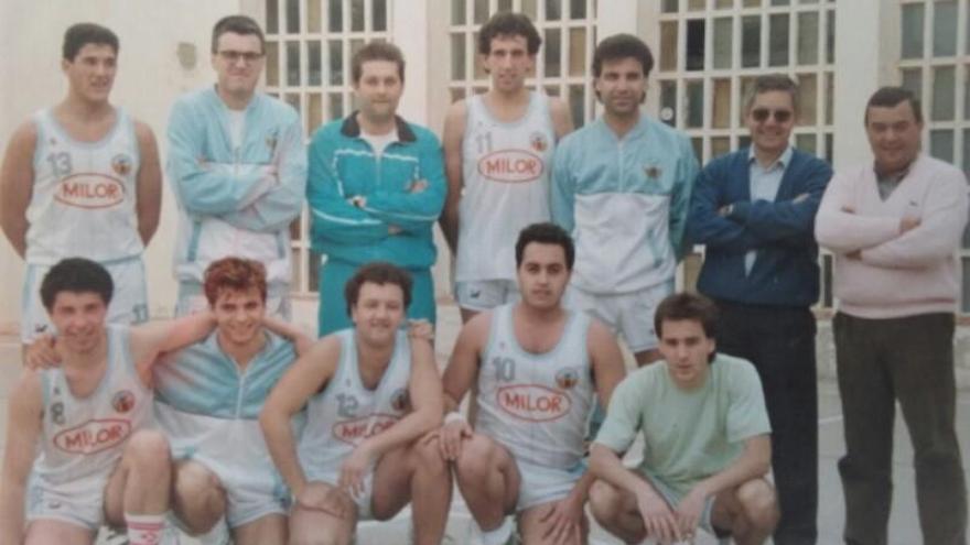 Juncà, el primer de dalt de la fila de la dreta, al costat de Josep Sànchez, amb el CN Figueres a finals dels 80