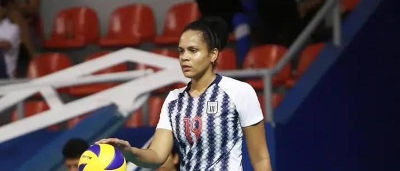 Laura Sánchez se dispone a realizar un saque jugando con el Alianza Lima peruano