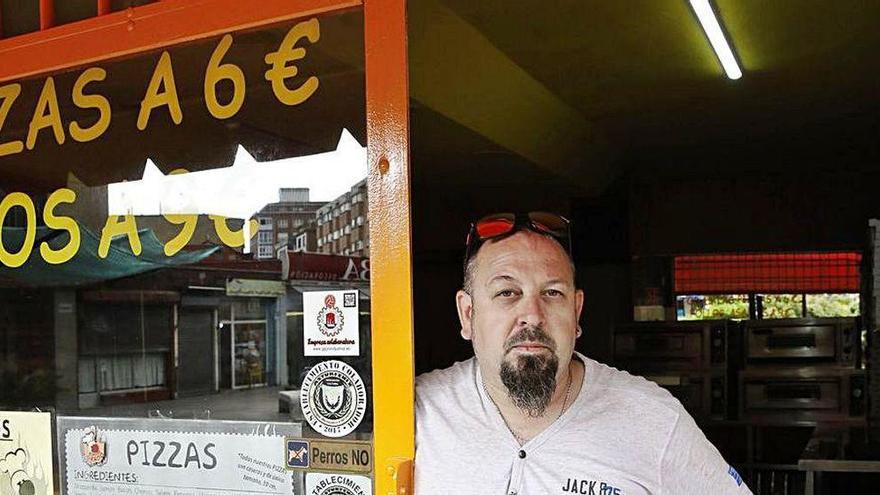 Andrés Tirador, responsable de uno de los comercios afectados por el incendio de Gijón.