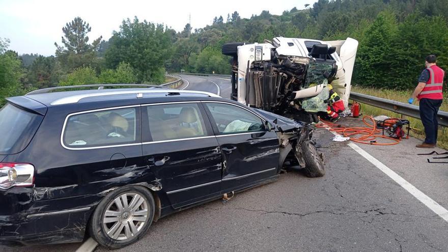 Dos muertos en un brutal accidente entre un camión y dos coches en Valdeorras