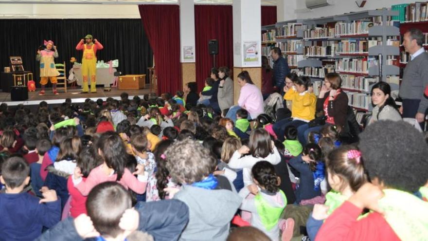 Más de 300 niños celebran el Día do Libro Infantil en Soutomaior